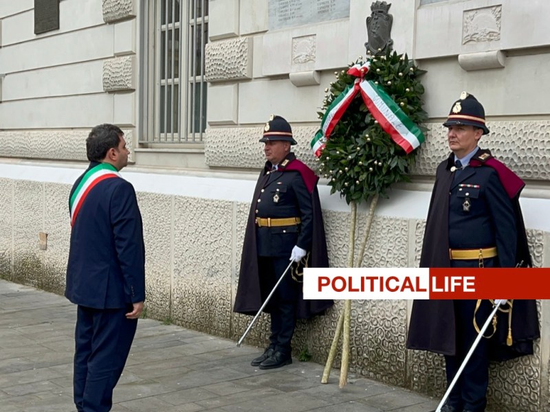 Afragola – 25 Aprile – Deposizione delle corone d’alloro sotto la Casa&nbsp;Comunale