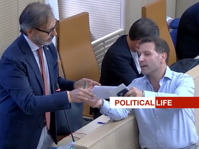 Afragola – E’ finita 14 a 8. In aula consiliare si suonano le prime note del “Requiem”